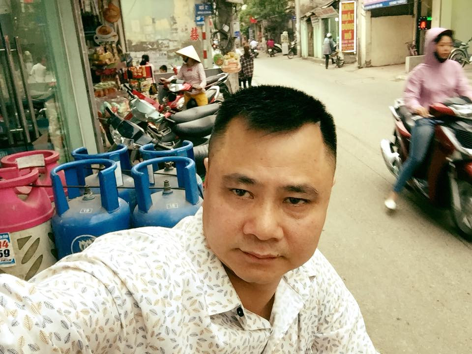 Nghệ sĩ Tự Long khoe tóc mới là một trong những tin tức Hot Face sao Việt trong ngày.