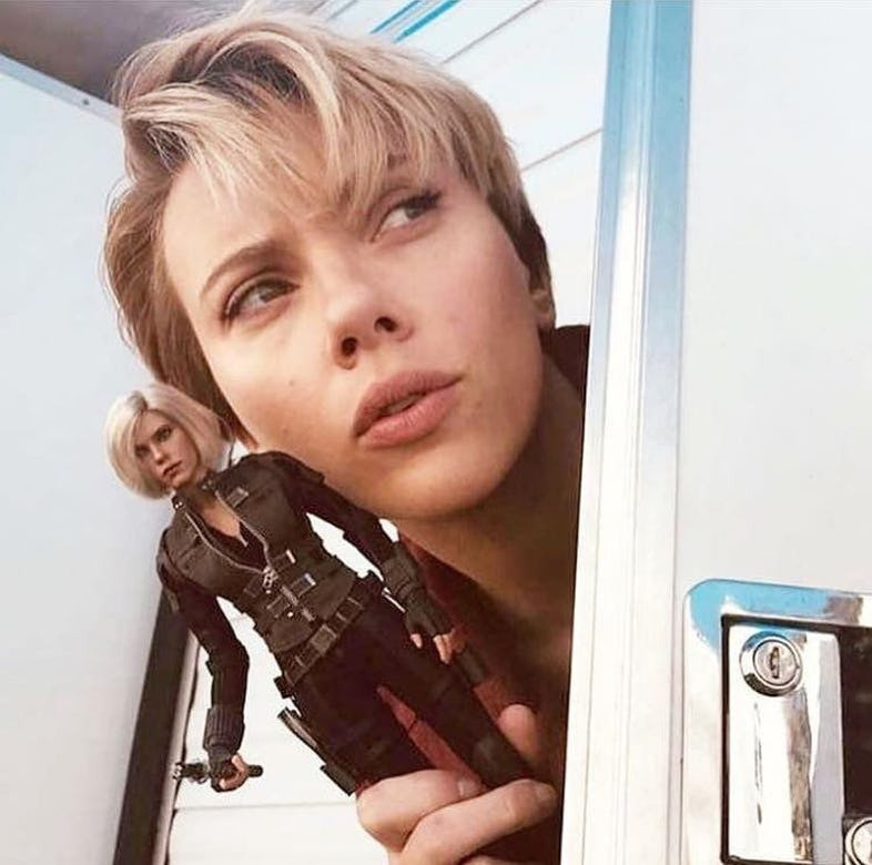 Scarlett Johansson có vẻ rất thích thú với mô hình nhân vật cô thủ vai trong Avengers: Infinity War.