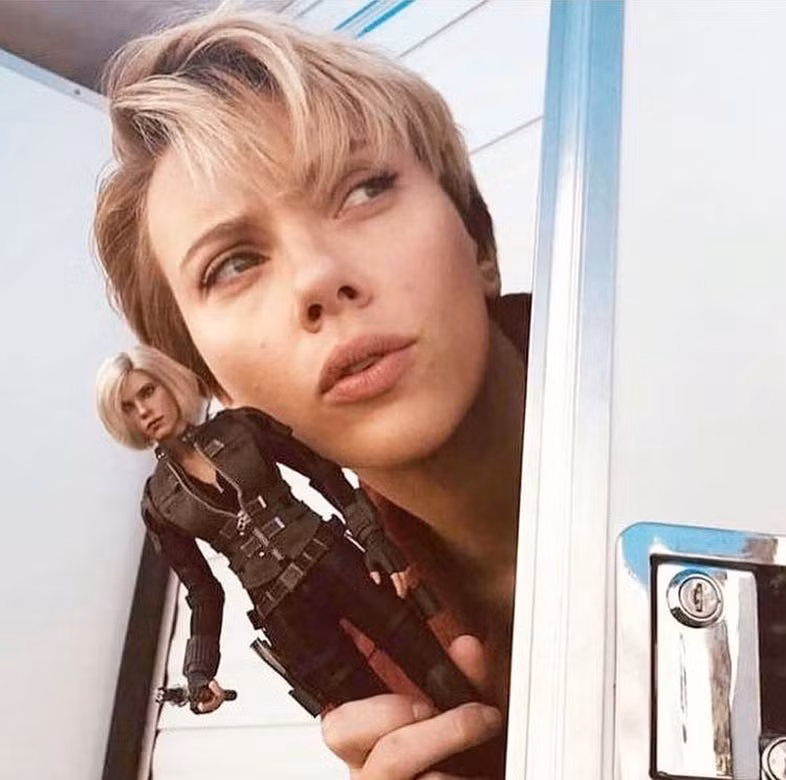 Scarlett Johansson có vẻ rất thích thú với mô hình nhân vật cô thủ vai trong Avengers: Infinity War.