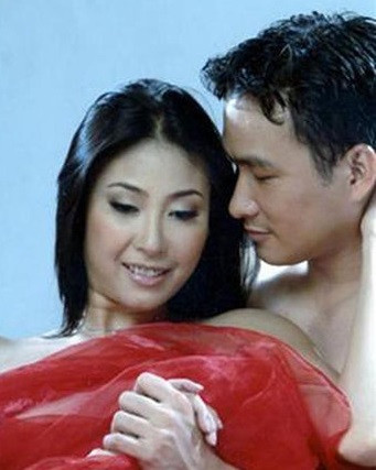 Khi đóng phim "Đẻ mướn", Hà Kiều Anh và Chi Bảo đã "gây bão" rạp Việt vì cảnh ân ái đầy táo bạo.