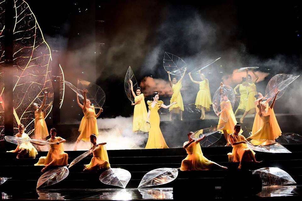 Đến năm 2010, nữ ca sĩ gần như là người đón đầu thị trường khi quay trở lại với album “Khúc tình xưa”. Thành công ngoài mong đợi của album có lẽ là lý do khiến cô quyết định theo đuổi dòng nhạc Bolero một cách nghiêm túc, dài hơi.