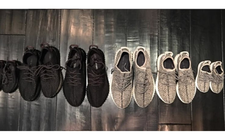 Kanye West sở hữu thương hiệu Yeezy nên không có gì ngạc nhiên khi anh làm ra những đôi giày nhỏ xinh cho con gái. Ảnh: FootwearNews
