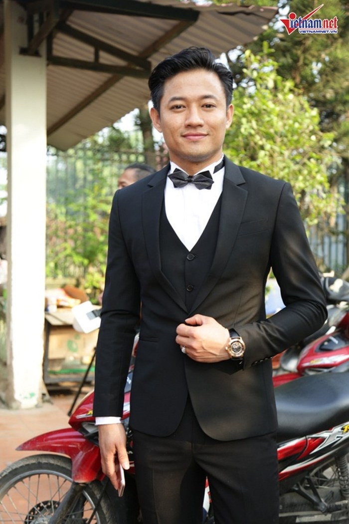 Diễn viên Quý Bình ăn mặc bảnh bao tới chúc mừng Lâm Khánh Chi trong ngày cưới cũng từng gây nhiều xôn xao về mối quan hệ xưa cũ của hai người. Sau đám cưới, Lâm Khánh Chi bất ngờ tiết lộ cô và Quý Bình đã từng hẹn hò 6 tháng.