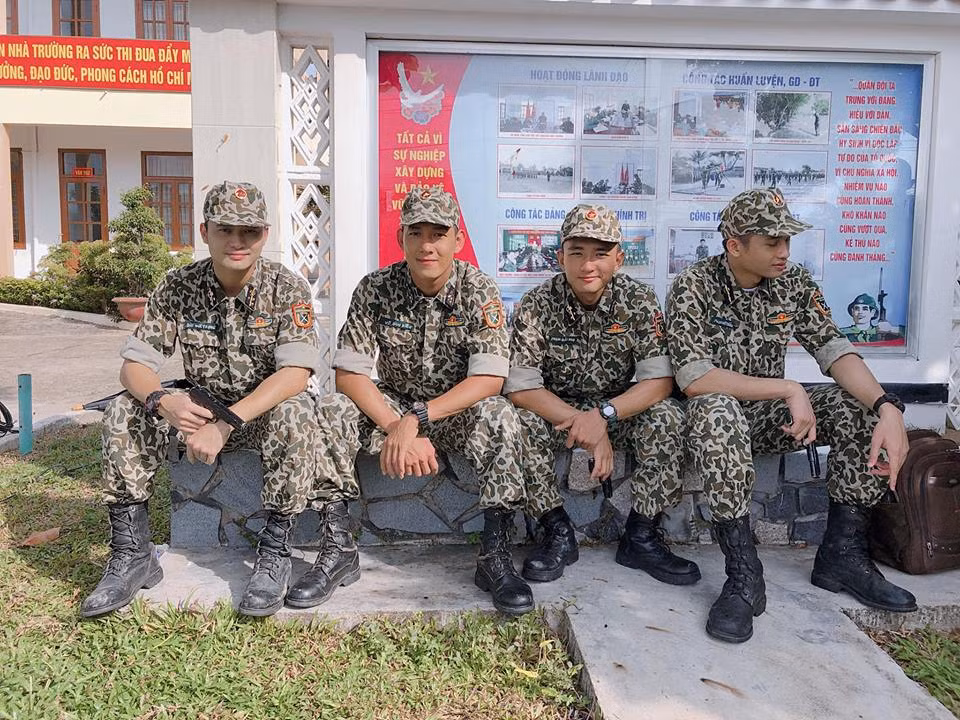 Song Luân cùng dàn nam diễn viên trong phim được khen "đẹp trai ngời ngời" khi diện quân phục.