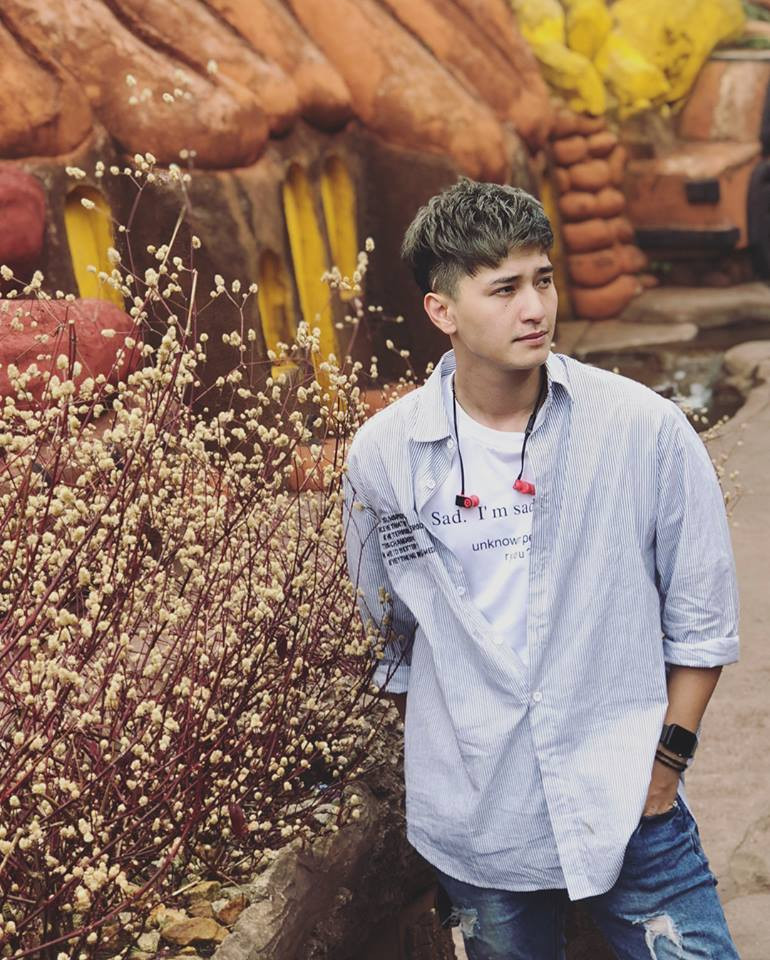 Huỳnh Anh đang vướng phải loạt lùm xùm. Đặc biệt, anh bị Việt Hương mắng mỏ là "đẹp trai nhưng không biết điều".