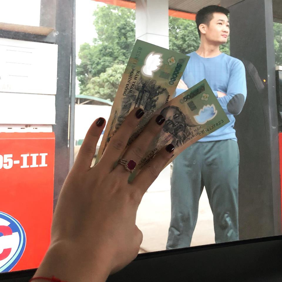 Diễn viên Bảo Thanh chúc mừng sinh nhật chồng một cách bá đạo: "Hôm nay là sinh nhật anh, em chẳng có chi để làm quà.. có chi hơn là .... Cho 1 củ đổ xăng xe...".