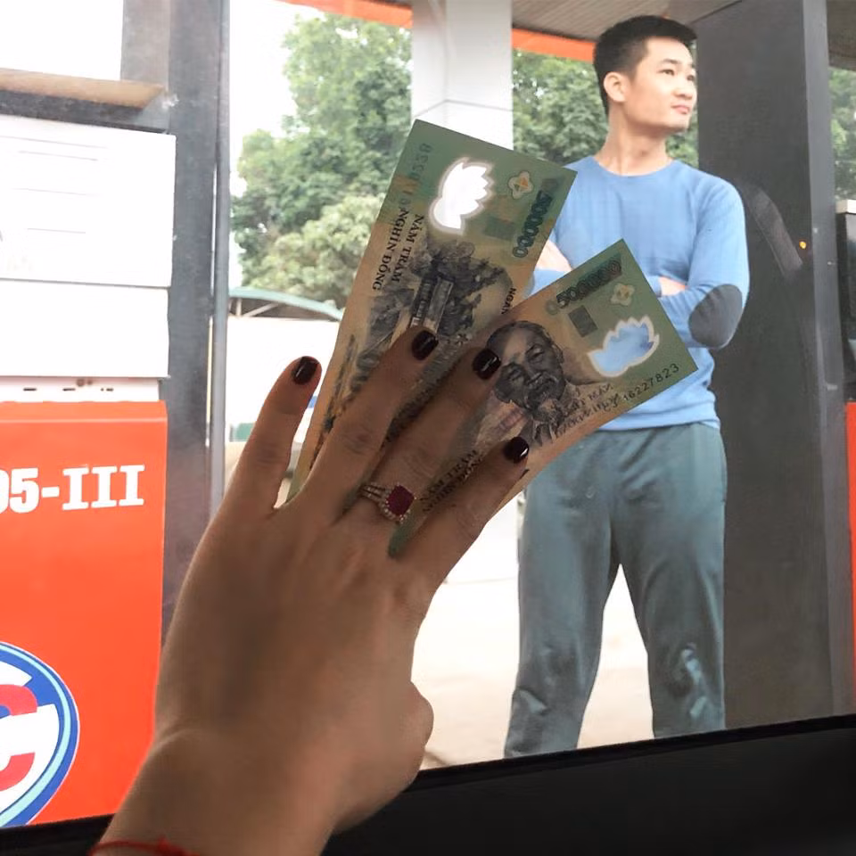 Diễn viên Bảo Thanh chúc mừng sinh nhật chồng một cách bá đạo: "Hôm nay là sinh nhật anh, em chẳng có chi để làm quà.. có chi hơn là .... Cho 1 củ đổ xăng xe...".