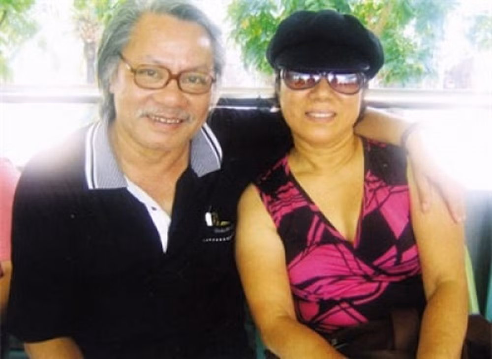 Nghệ sĩ Bùi Cường và bà xã Kim Mùi quen biết nhau vào năm 1969 thông qua một người bạn chung, nhưng mãi tới năm 1977 mới kết hôn. Hơn 50 năm yêu nhau, 40 năm nên nghĩa vợ chồng, trong mắt NSƯT Bùi Cường, bà xã là người phụ nữ Hà Nội điển hình của “công, dung, ngôn, hạnh”; là một người vợ tảo tần chăm lo đời sống kinh tế, nuôi nấng con cái để ông chuyên tâm cho nghệ thuật...