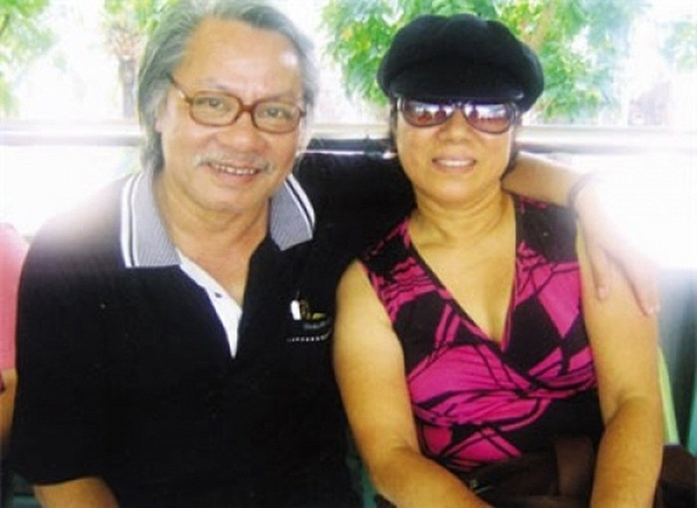 Nghệ sĩ Bùi Cường và bà xã Kim Mùi quen biết nhau vào năm 1969 thông qua một người bạn chung, nhưng mãi tới năm 1977 mới kết hôn. Hơn 50 năm yêu nhau, 40 năm nên nghĩa vợ chồng, trong mắt NSƯT Bùi Cường, bà xã là người phụ nữ Hà Nội điển hình của “công, dung, ngôn, hạnh”; là một người vợ tảo tần chăm lo đời sống kinh tế, nuôi nấng con cái để ông chuyên tâm cho nghệ thuật...