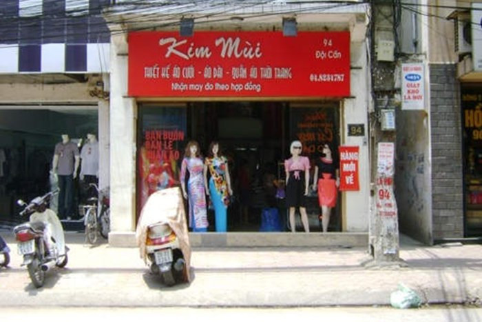 Để ủng hộ sự nghiệp nghệ thuật của chồng, bà Kim Mùi đã phải bỏ học ngành Y, lui về làm hậu phương vững chắc cho chồng mình. Bà về nhà mở cửa hàng may áo dài, chăm lo cho kinh tế gia đình và con cái. Ảnh: Thương Gia Online.