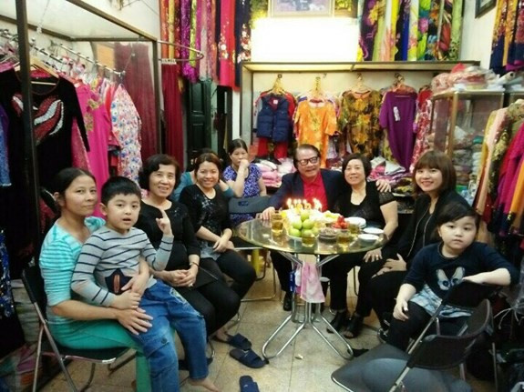 Trong những bức ảnh chụp chung, dễ nhận thấy tình cảm mà hai vợ chồng cố nghệ sĩ Bùi Cường dành cho nhau và cho gia đình nhỏ. Ảnh: QĐND.