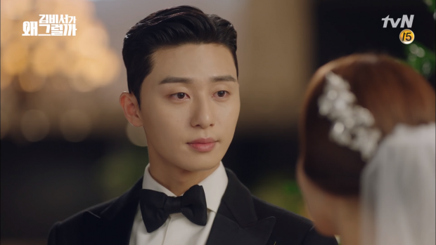 Kim Mi So xuất hiện vô cũng xinh đẹp và lộng lẫy trong bộ váy cưới trắng muốt, sánh bước bên chàng hoàng tử họ Lee cũng vô cùng điển trai.