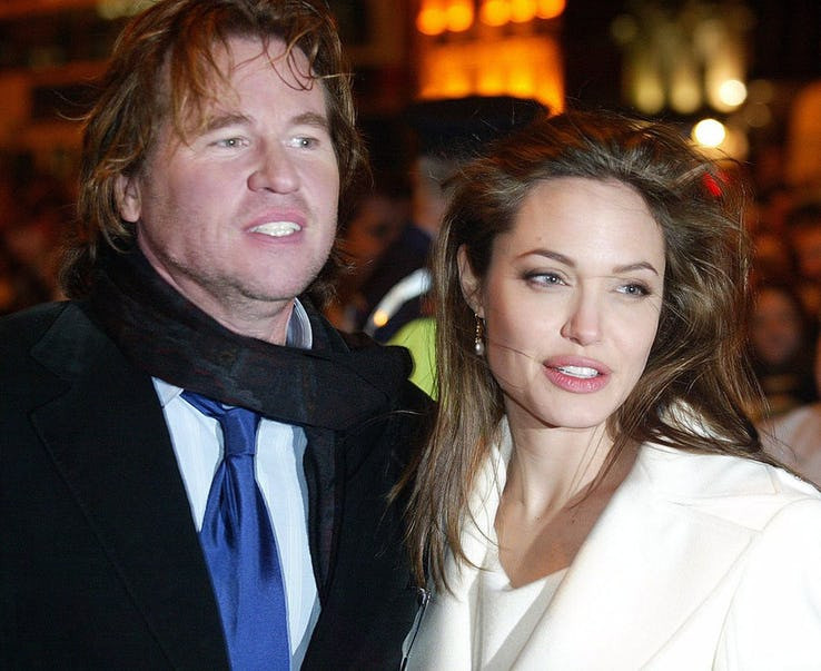 Angelina Jolie và Val Kilmer cùng đóng vai chính trong phim Alexander. Sau đó có lời đồn họ đã bắt đầu mối quan hệ ngay sau khi bộ phim đóng máy.