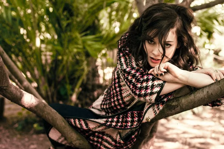 Ngôi sao Jane Levy, 28 tuổi. Trước khi nổi tiếng với vai chính trong bộ phim Suburgatory, cô thường đảm nhiệm những vai diễn trẻ hơn độ tuổi của mình.