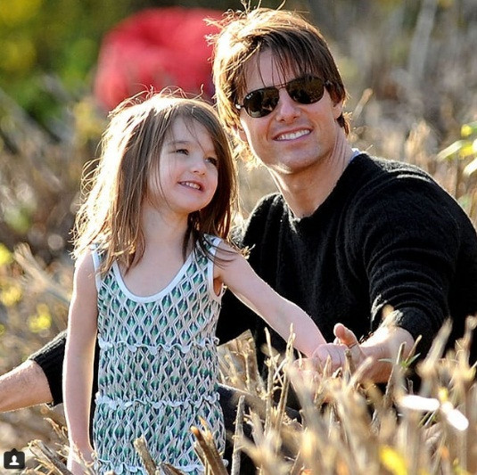 Thời điểm cách đây gần 10 năm, hình ảnh sinh hoạt hàng ngày của con gái Tom Cruise xuất hiện tràn ngập trên các trang báo và tạp chí lớn khi đi công viên, dạo phố hay mua sắm cùng cha mẹ…