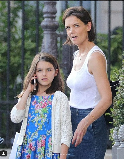 Tuy nhiên sau cuộc hôn nhân tan vỡ của Katie Holmes và Tom Cruise vào tháng 8/2012, Suri chuyển về sống với mẹ ở New York, Mỹ. Hai mẹ con có cuộc sống trầm lắng, giản dị, ít xuất hiện trên báo chí hơn.