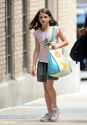 Không còn là cô bé nhỏ nhắn hay nép vào vai cha ngày nào, Suri đã trông cao lớn hơn, ra dáng thiếu nữ xinh đẹp và càng lớn càng giống bố.