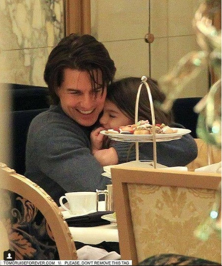 Theo nhiều nguồn tin, Tom Cruise đã không gặp lại con gái ruột Suri trong trong nhiều năm. Mặc dù không được gặp bố Tom nhưng cô bé luôn bày tỏ tình cảm với anh trên Instagram vào ngày sinh nhật hay ngày của cha.