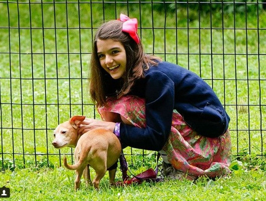 Con gái hai ngôi sao lừng lẫy của Hollywood được thừa hưởng những nét đẹp nhất từ cha mẹ như mũi dọc dừa, đôi mặt đẹp long lanh, gương mặt thon gọn cùng má lúm đồng tiền duyên dáng.