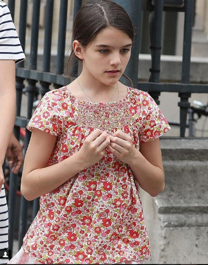 "Con gái rượu" của Tom Cruise cũng không còn hàng hiệu, tiệc tùng, mỹ phẩm,… mà trở về với đúng lứa tuổi của mình là một cô bé hồn nhiên, vui tươi bên người thân và bạn bè cùng trang lứa.