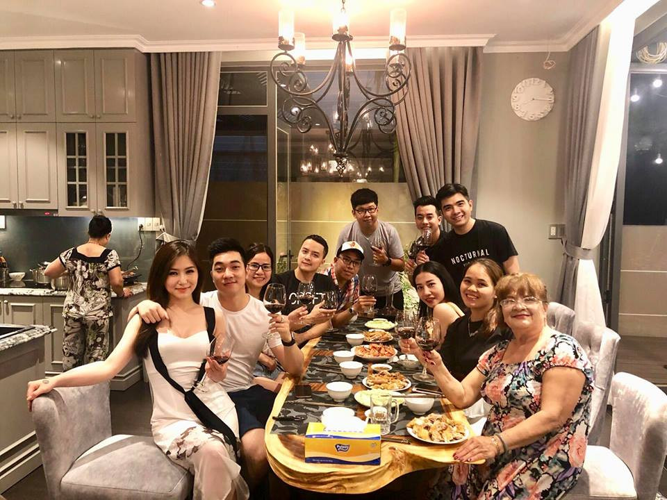 Dựa theo thông tin "bạn trai tin đồn" của Hương Tràm chia sẻ trên trang cá nhân, anh và ca sĩ Cao Thái Sơn - bạn trai "tin đồn" một thời của giọng ca "Em gái mưa" có mối quan hệ khá thân thiết. Bộ ba thường xuất hiện trong những bức ảnh đi ăn hay du lịch cùng nhau.