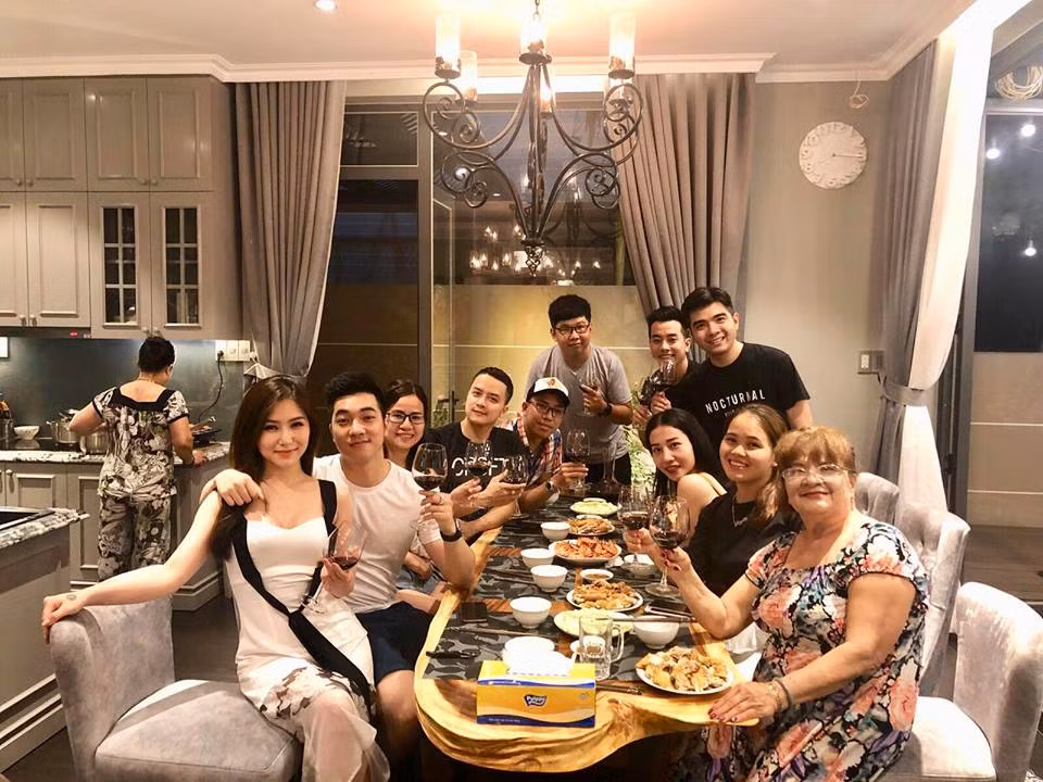 Dựa theo thông tin "bạn trai tin đồn" của Hương Tràm chia sẻ trên trang cá nhân, anh và ca sĩ Cao Thái Sơn - bạn trai "tin đồn" một thời của giọng ca "Em gái mưa" có mối quan hệ khá thân thiết. Bộ ba thường xuất hiện trong những bức ảnh đi ăn hay du lịch cùng nhau.