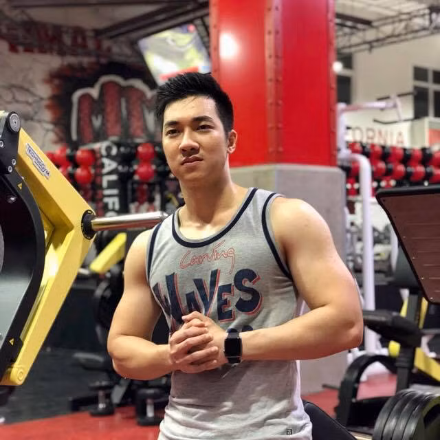 Không chỉ điển trai, Đức Phan còn sở hữu chiều cao lý tưởng, thân hình cơ bắp.