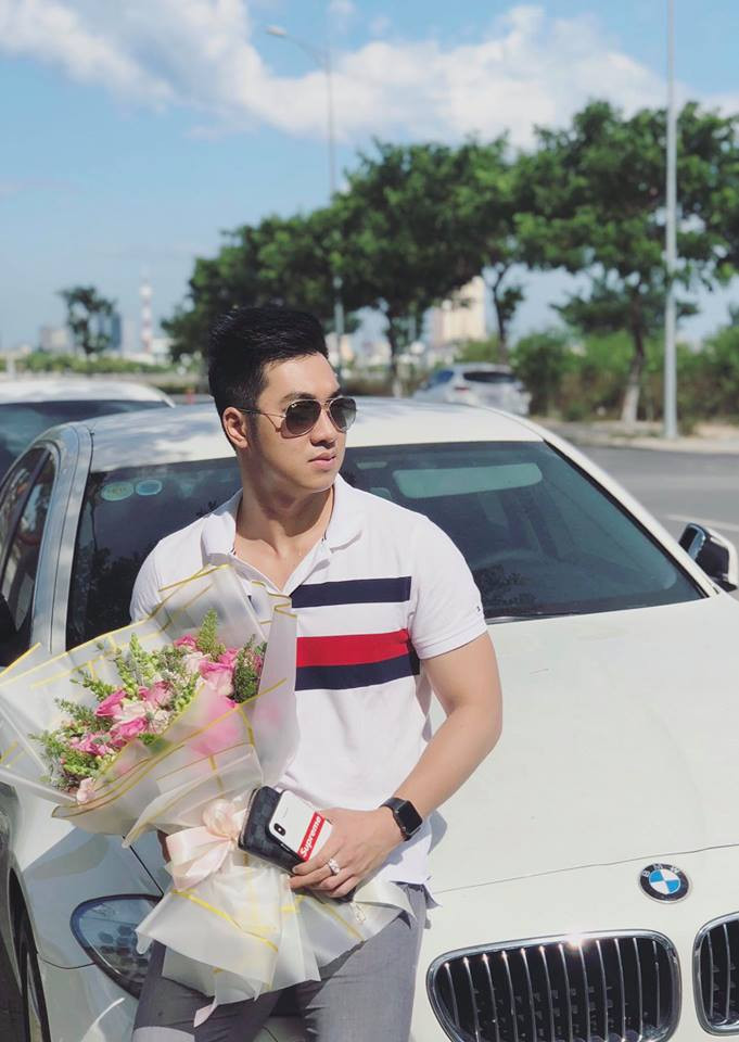 Tin lan truyền rằng Đức Phan đã kiên trì theo đuổi Hương Tràm từ lâu và đây không phải là lần đầu tiên Hương Tràm vướng tin đồn hẹn hò với trai đẹp 6 múi. Tuy nhiên, hiện phía Hương Tràm chưa lên tiếng về mối quan hệ này.