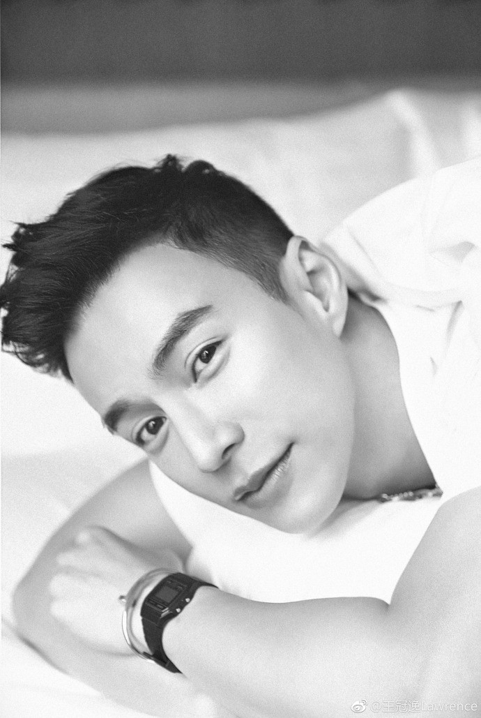 Không chỉ sở hữu gương mặt nam tính góc cạnh, mỹ nam đa tài còn cuốn hút bởi thân hình vạm vỡ, cơ bắp cuồn cuộn.