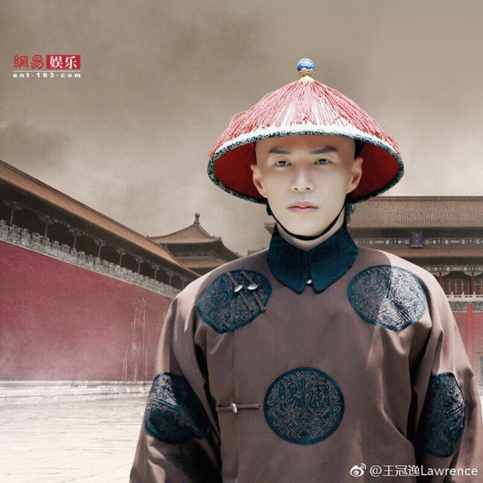 Đang mải mê "Phú Sát Phó Hằng" Hứa Khải, các fan của phim "Diên Hi công lược" mới đây còn phát hiện ra một Hải Lan Sát (Vương Quan Dật đóng) cực kỳ cuốn hút ở ngoài đời.