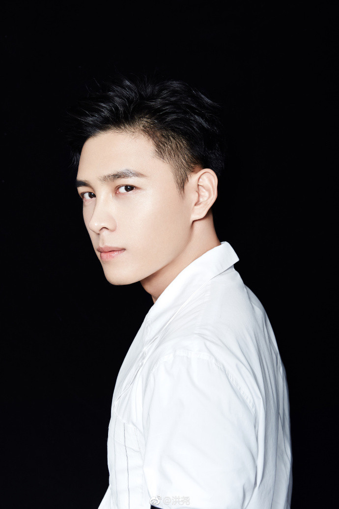 Anh là một diễn viên đa năng khi ngoài đóng phim còn là một dancer nổi tiếng từng giành được nhiều giải thưởng. Mỹ nam 9X cũng rất đam mê các môn thể thao như trượt ván, bóng rổ... Ảnh: Weibo.