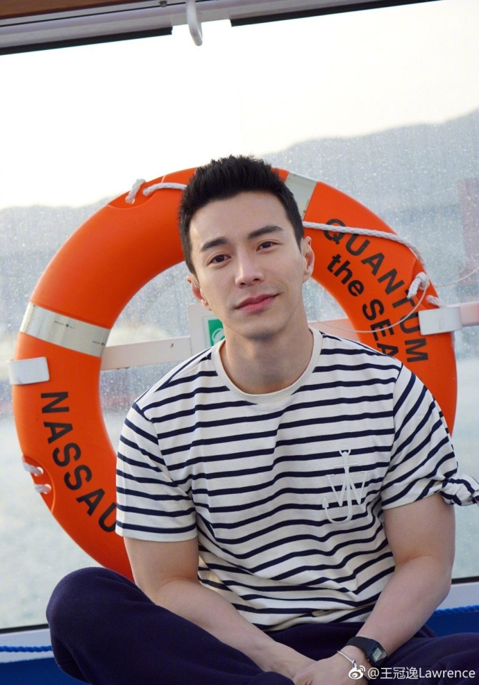 Dù chỉ đảm nhận vai phụ nhưng Vương Quan Dật đã nhận được sự yêu mến của đông đảo khán giả. Ngoài đóng phim, nam diễn viên được biết đến với vai trò là một người mẫu, ca sĩ kiêm MC người Singapore.