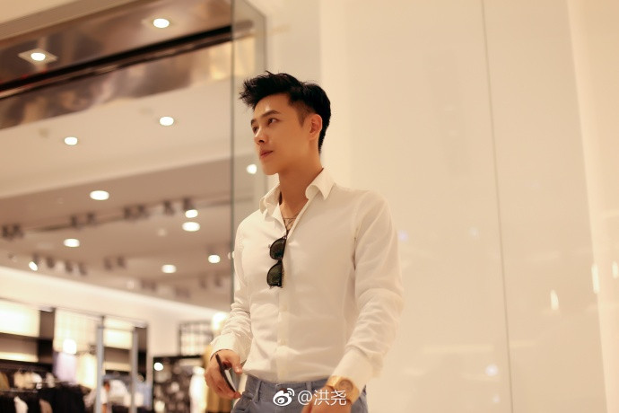 Ngoài đời, nam diễn viên sinh năm 1992 này sở hữu một thân hình chuẩn siêu mẫu với chiều cao 1m82.