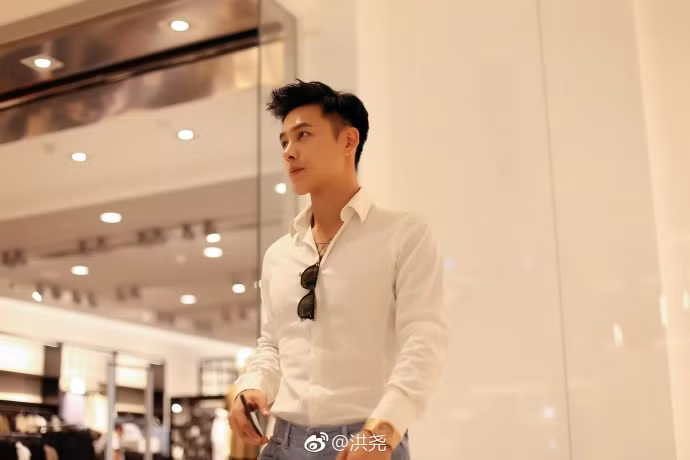 Ngoài đời, nam diễn viên sinh năm 1992 này sở hữu một thân hình chuẩn siêu mẫu với chiều cao 1m82.