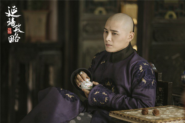 Trong phim cung đấu "Diên hi công lược", Hoằng Trú - hoàng tử Đại Thanh (Hồng Nghiêu đóng) cũng thu hút sự chú ý bởi ngoại hình cũng như tính cách thay đổi từ ngông cuồng đến dần trở thành vị vương gia biết lo cho chính sự.