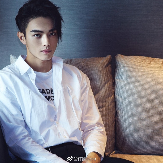 Ngoài đời, nam diễn viên sinh năm 1995 cũng sở hữu một lượng fan đông đảo nhờ gương mặt điển trai không góc chết và thân hình siêu chuẩn.