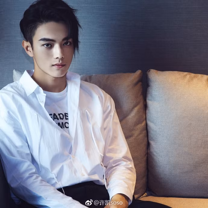 Ngoài đời, nam diễn viên sinh năm 1995 cũng sở hữu một lượng fan đông đảo nhờ gương mặt điển trai không góc chết và thân hình siêu chuẩn.