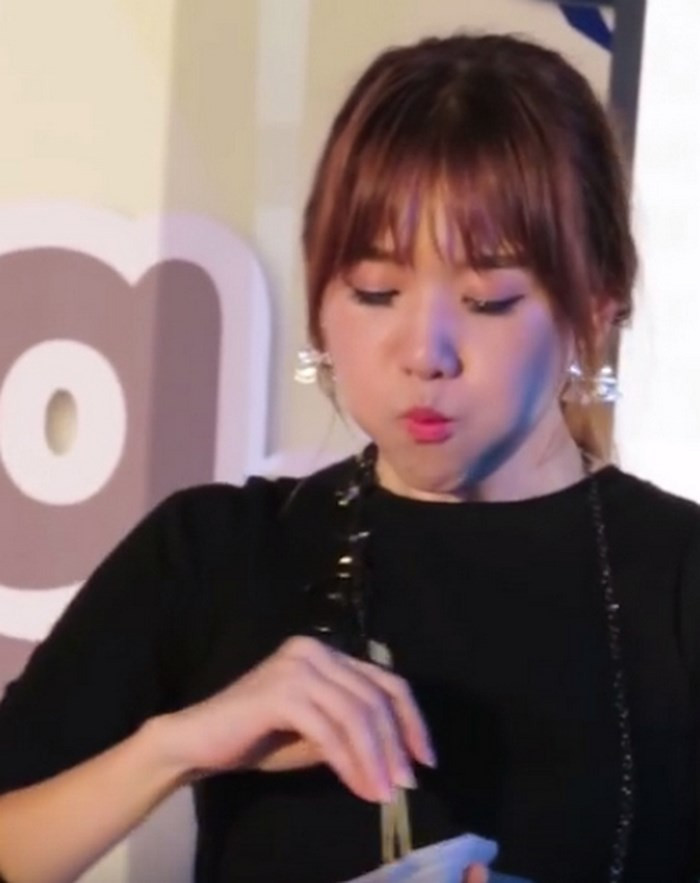 Luôn là người nhiệt tình nhất khi tham gia các chương trình có phần thử thách ăn uống, chính vì thế mà không ít lần Hari Won bị "dìm hàng" thê thảm khi đang "phồng mang trợn má" nhai đồ ăn.