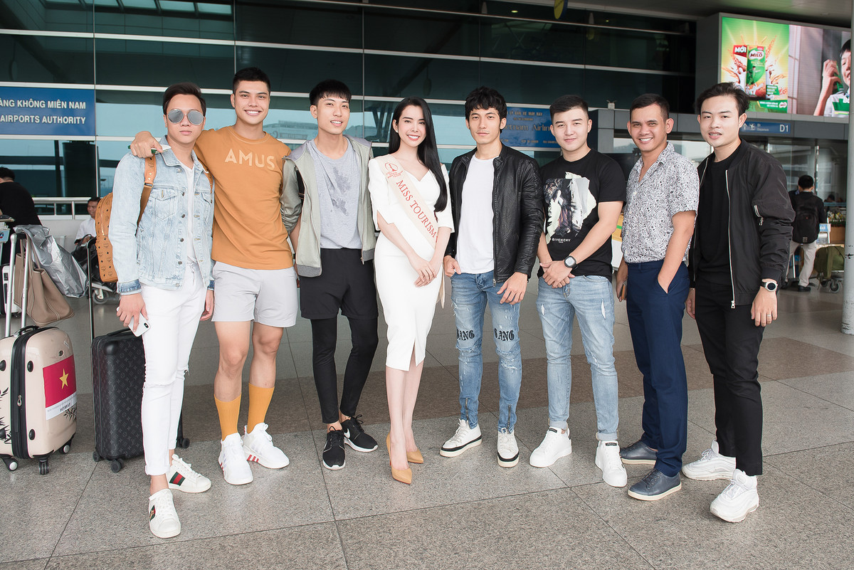 Người đẹp gốc Đồng Tháp chụp ảnh cùng dàn mỹ nam tại sân bay trước giờ lên đường, trong số đó có nam diễn viên Liên Bỉnh Phát - người tình màn ảnh của Issac trong bộ phim Song Lang.