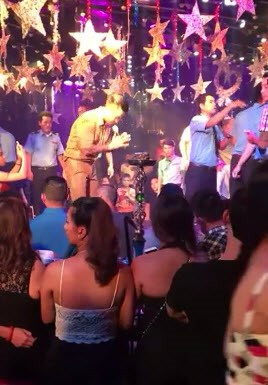 Tuấn Hưng xin khán giả đừng tràn lên sân khấu trong lần biểu diễn tại quán bar ở Nha Trang.