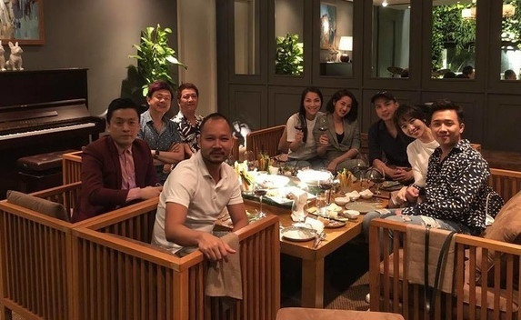 Đầu tháng 11 vừa qua, giọng ca "Như lời đồn" cũng vướng tin đồn "yêu lại" tình cũ Hồ Quang Hiếu khi bức ảnh cặp đôi ngồi cạnh nhau cùng nhiều nghệ sĩ như Trường Giang, Trấn Thành , Hari Won, Chí Tài, Lam Trường, Hồng Ngọc lan truyền trên mạng. Ảnh: Facebook.