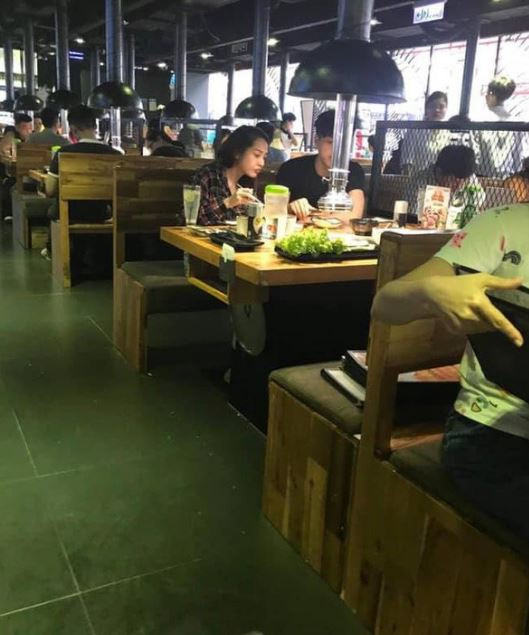 Sau khi tung bằng chứng đáp trả tin đồn là người thứ 3, mới đây, Bảo Anh tiếp tục gây chú ý khi bức ảnh được cho là chụp nữ ca sĩ và tình cũ Hồ Quang Hiếu đang đi ăn cùng nhau được lan truyền. Nhiều người đồn đoán Bảo Anh tái hợp Hồ Quang Hiếu sau hơn 1 năm chia tay. Ảnh: Facebook.