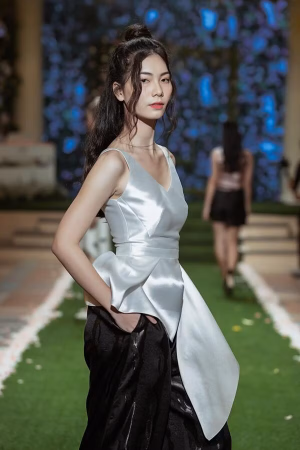 Mới nhất, trong buổi ra mắt BST giới hạn hè “Ánh sáng đêm” của NTK Phương My, thí sinh Lê Mỹ Duyên cũng bất ngờ góp mặt trên sàn diễn. Đây là thứ 2 cô tham dự dự án của NTK này.