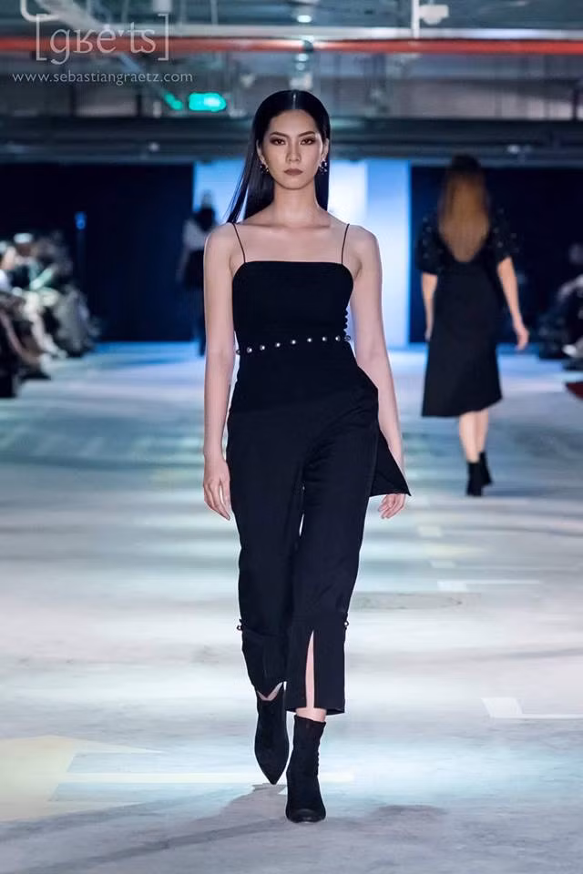 Tối 11/5 vừa qua, trong BST của hoa hậu “quốc dân” Phạm Hương, Mỹ Duyên cùng sánh bước với nhiều gương mặt nổi tiếng của làng mẫu Việt trong không gian trình diễn ấn tượng.