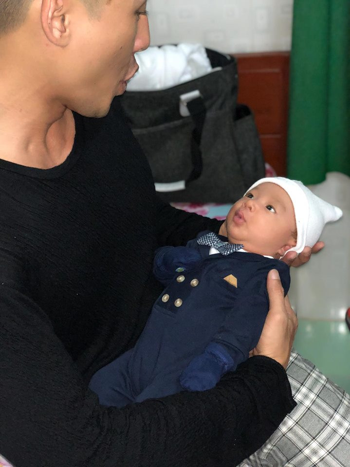 Hình ảnh nam diễn viên "Ngày ấy mình đã yêu" vui vẻ chơi đùa cùng con. Ảnh: FBNV