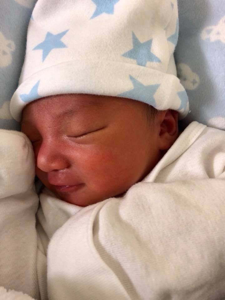 Vào cuối tháng 7 vừa qua vợ chồng Lương Thế Thành chính thức công khai hình ảnh con trai 1 tháng tuổi. Được biết bé trai có tên Lương Thế Bảo, tên ở nhà là Bảo Bảo, tên tiếng Anh là Brendan. Ảnh: FBNV