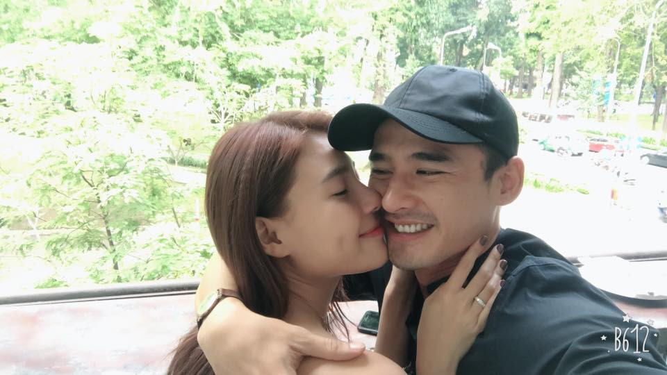 Sau 2 năm kết hôn tình cảm cặp vợ chồng trẻ vẫn mặn nồng như hồi mới yêu. Cả hai thường xuyên đăng tải hình ảnh thân mật trên trang cá nhân. Ảnh: FBNV