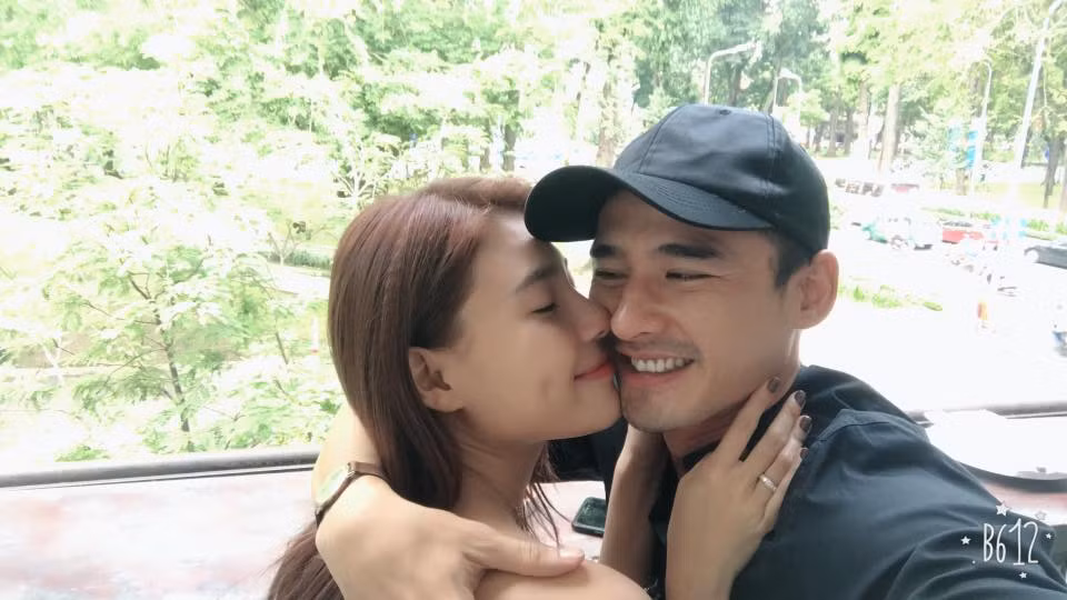 Sau 2 năm kết hôn tình cảm cặp vợ chồng trẻ vẫn mặn nồng như hồi mới yêu. Cả hai thường xuyên đăng tải hình ảnh thân mật trên trang cá nhân. Ảnh: FBNV