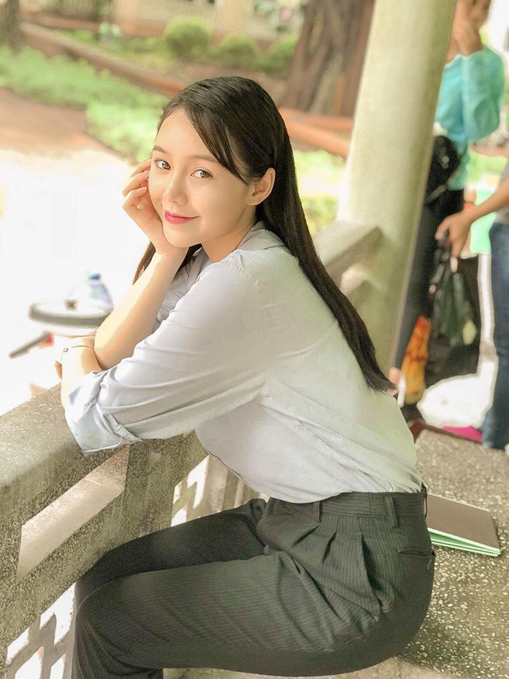 Cô nàng sau đó còn được biết đến là hot girl của series hài "Kem xôi", "Loa Phường"...