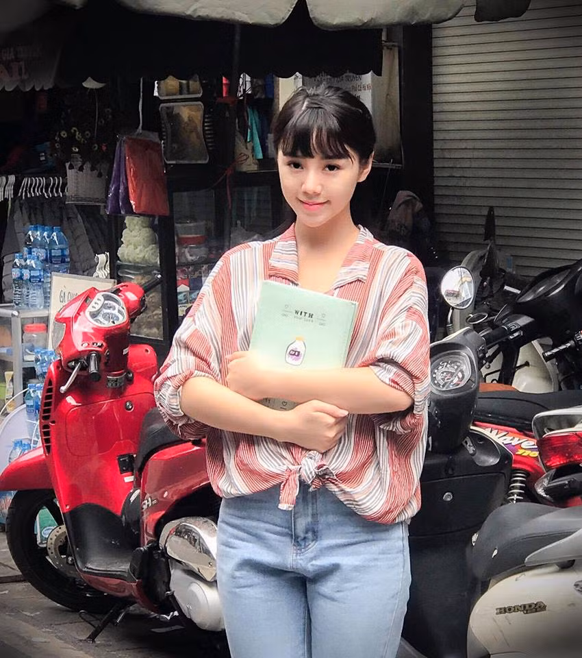 Cựu sinh viên Đại học Sân khấu Điện ảnh Hà Nội sở hữu gương mặt bầu bĩnh, xinh xắn cùng nước da trắng không tì vết.